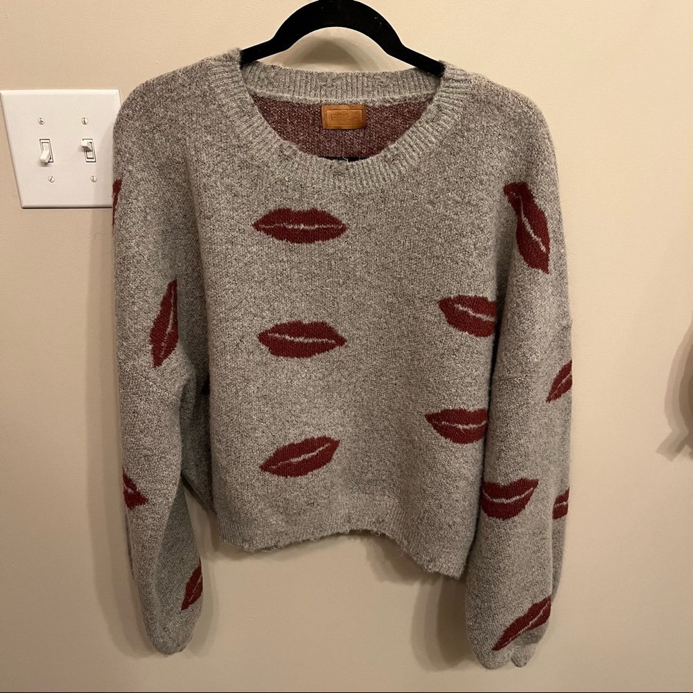 Distressed lips sweater